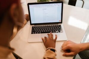 Person fyller i ett digitalt formulär på en bärbar dator
